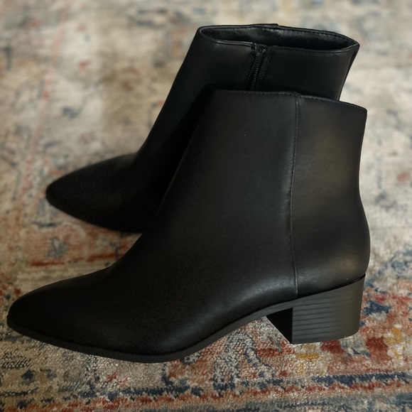 Black ankle boots, never worn, size 11 - Picture 2 of 2